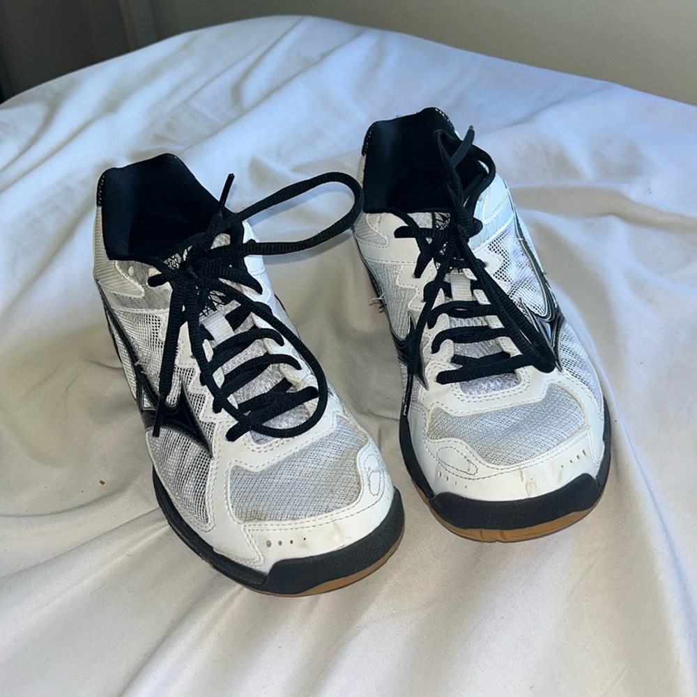 Mizuno Women’s indoor wave volleyball shoes size USA 8.5